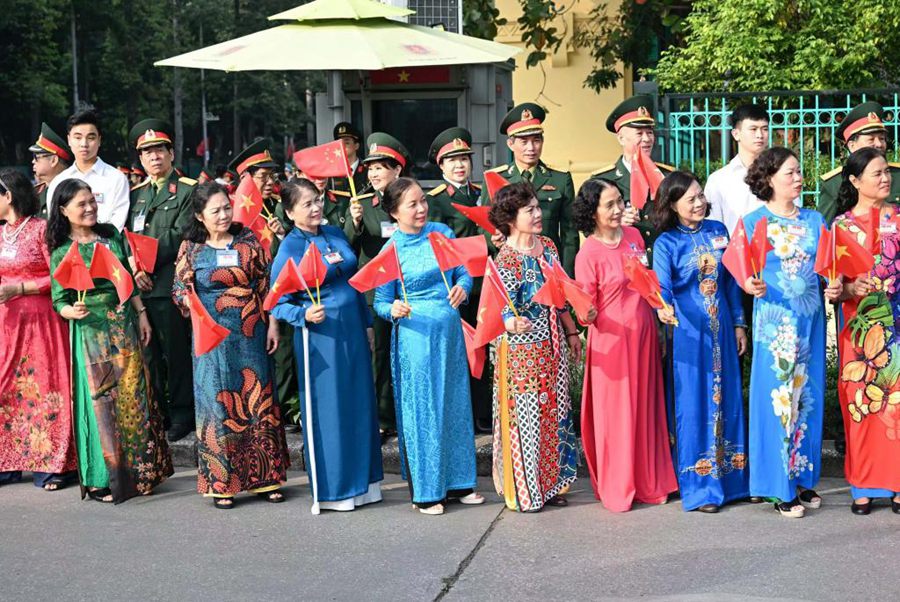 Xi Jinping e Peng Liyuan partecipano alla cerimonia di benvenuto organizzata da Nguyen Phu Trong, Vo Van Thuong e consorti