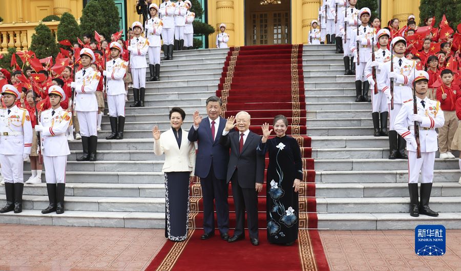 Xi Jinping e Peng Liyuan partecipano alla cerimonia di benvenuto organizzata da Nguyen Phu Trong, Vo Van Thuong e consorti