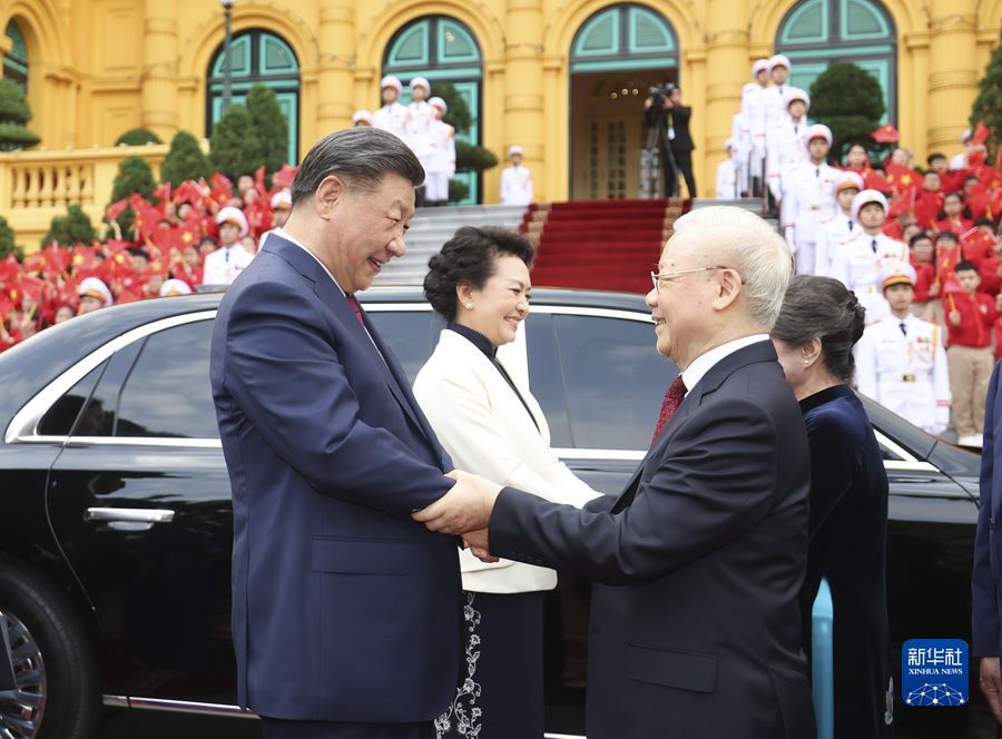 Xi Jinping e Peng Liyuan partecipano alla cerimonia di benvenuto organizzata da Nguyen Phu Trong, Vo Van Thuong e consorti