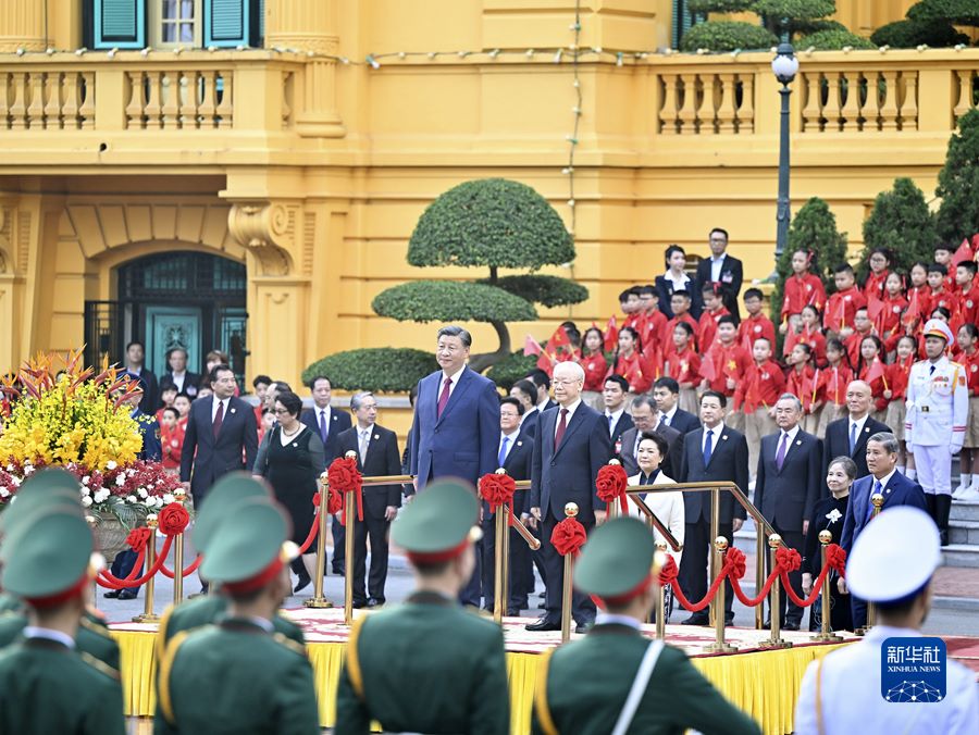 Xi Jinping e Peng Liyuan partecipano alla cerimonia di benvenuto organizzata da Nguyen Phu Trong, Vo Van Thuong e consorti