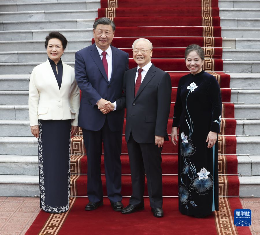 Xi Jinping e Peng Liyuan partecipano alla cerimonia di benvenuto organizzata da Nguyen Phu Trong, Vo Van Thuong e consorti