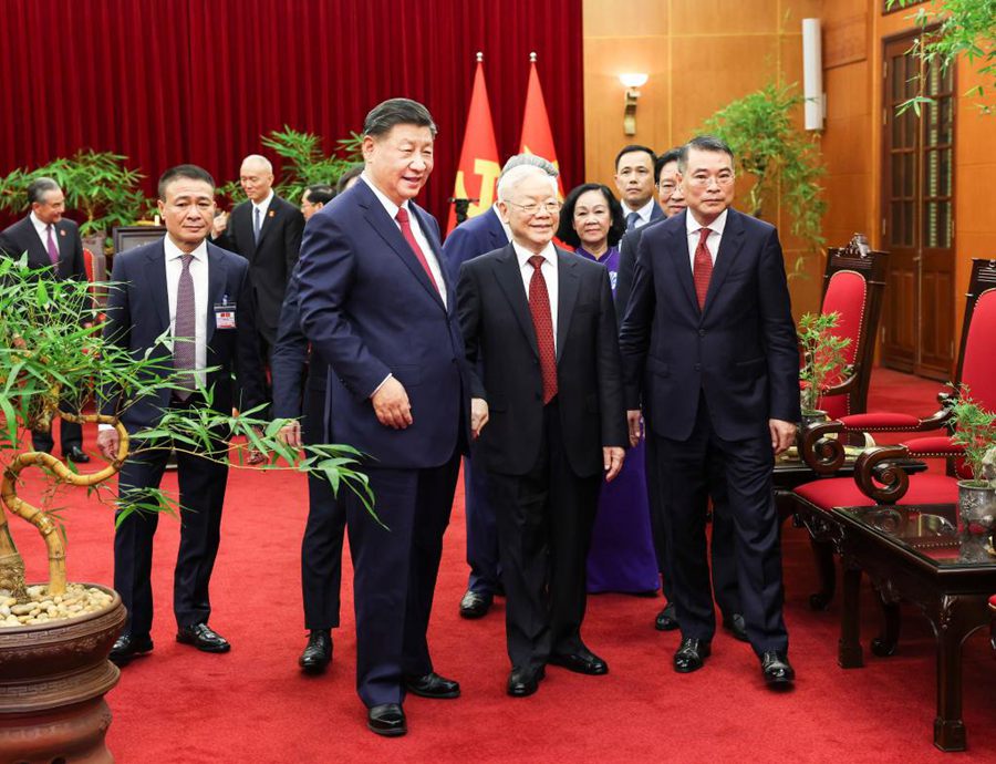 Xi Jinping e Nguyen Phu Trong assistono alla firma dei documenti di cooperazione