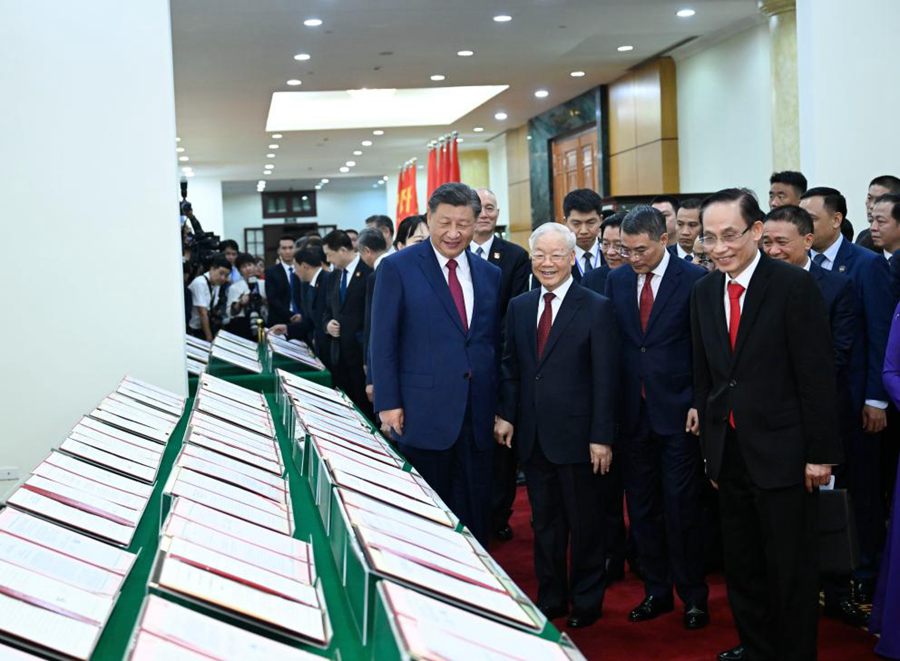 Xi Jinping e Nguyen Phu Trong assistono alla firma dei documenti di cooperazione