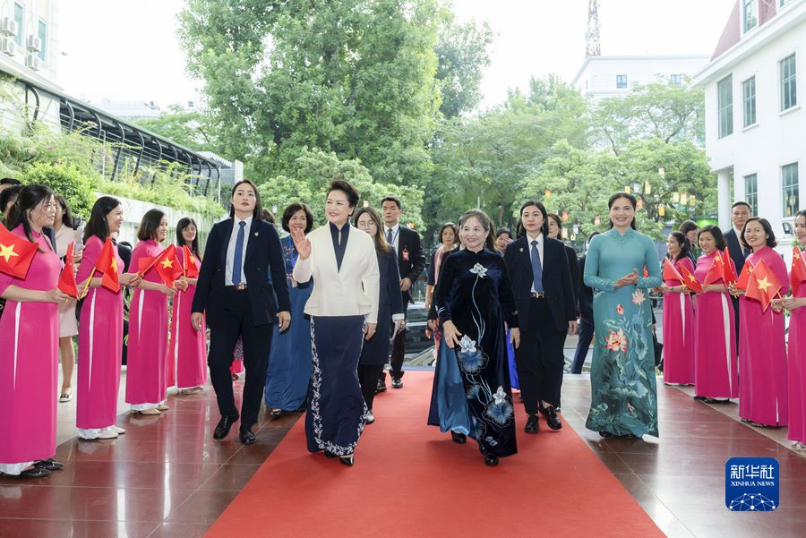 Peng Liyuan e la consorte del segretario generale del Comitato Centrale del Partito Comunista del Vietnam visitano il Museo delle Donne del Vietnam