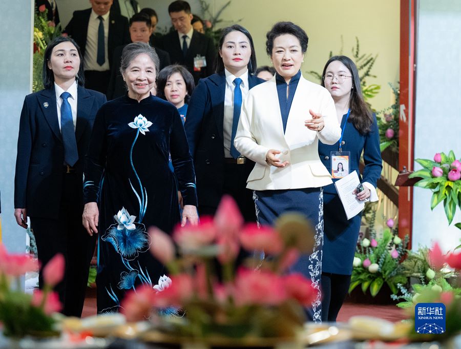 Peng Liyuan e la consorte del segretario generale del Comitato Centrale del Partito Comunista del Vietnam visitano il Museo delle Donne del Vietnam