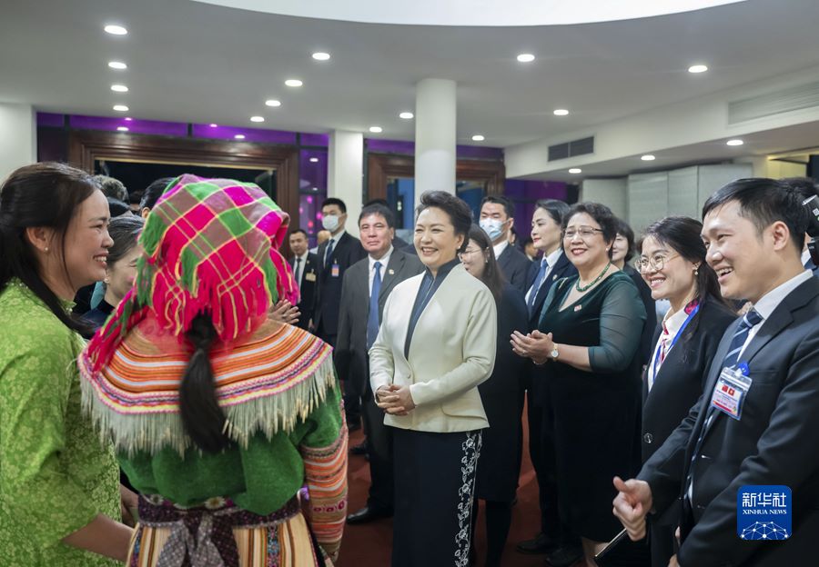 Peng Liyuan e la consorte del segretario generale del Comitato Centrale del Partito Comunista del Vietnam visitano il Museo delle Donne del Vietnam