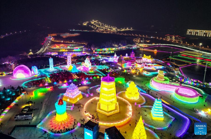 Il panorama notturno del Festival del Ghiaccio e della Neve di Changchun nella provincia del Jilin, nella Cina nord-orientale. (12 dicembre 2023-Xinhua/Yan Linyun)