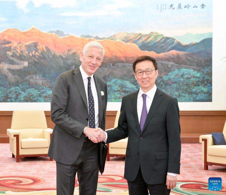 Il vicepresidente cinese Han Zheng incontra Dominic Barton, presidente del gruppo minerario Rio Tinto, a Beijing. (12 dicembre 2023 - Xinhua/Gao Jie)