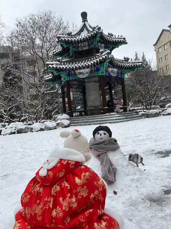 Un abitante di Beijing si gode la prima neve dell'inverno. (11 dicembre 2023 - Foto fornita a China Daily)