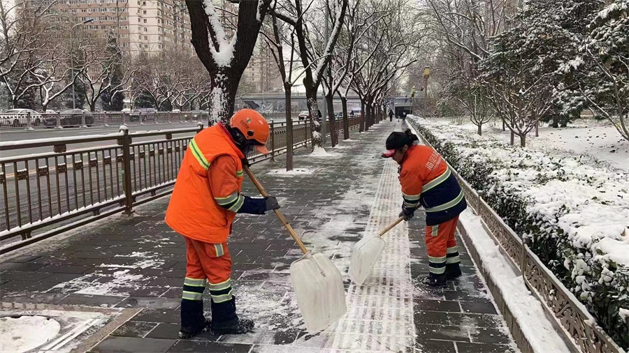 Due giorni di forti nevicate si riversano su Beijing