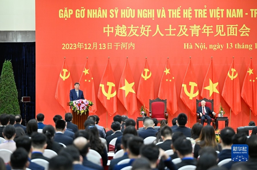 Xi Jinping e consorte incontrano i rappresentanti della gioventù e dell'amicizia Cina-Vietnam