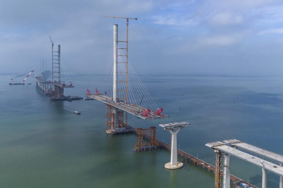 Operai stanno procedono all'installazione delle travi del ponte sul Mar di Huangmao nel porto di Gaolan a Zhuhai, nella provincia del Guangdong. (Qiu Xinsheng/Quotidiano del Popolo Online)