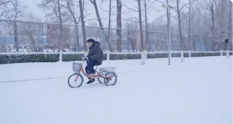 Nemmeno la neve può fermare il professor Ge dalla sua passione