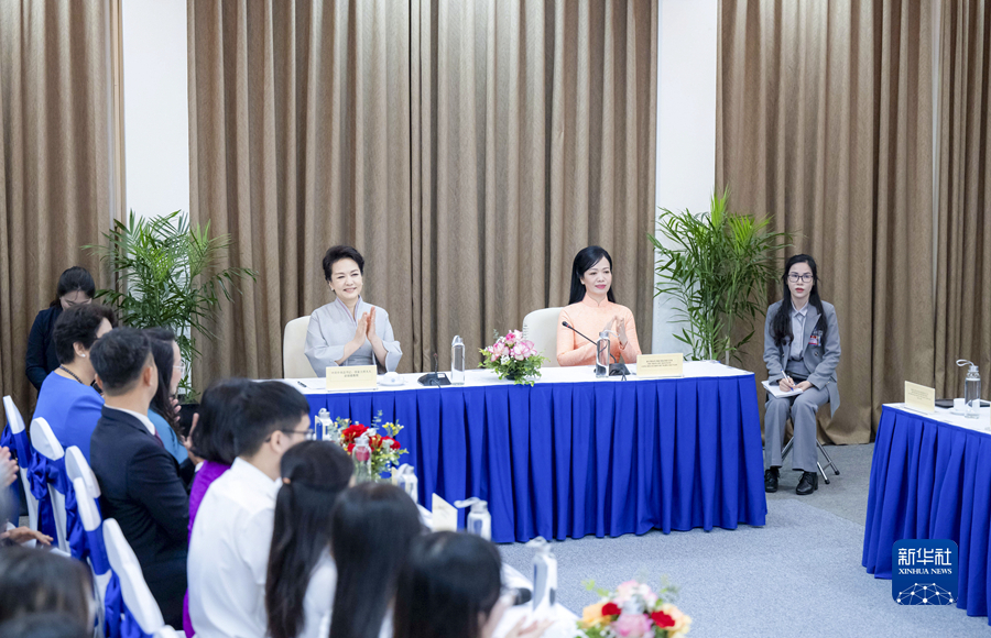 Peng Liyuan visita il campus dell'Università Nazionale del Vietnam di Hanoi