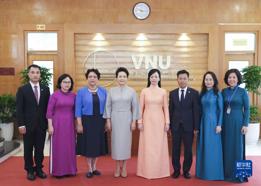 Peng Liyuan visita il campus dell'Università Nazionale del Vietnam di Hanoi