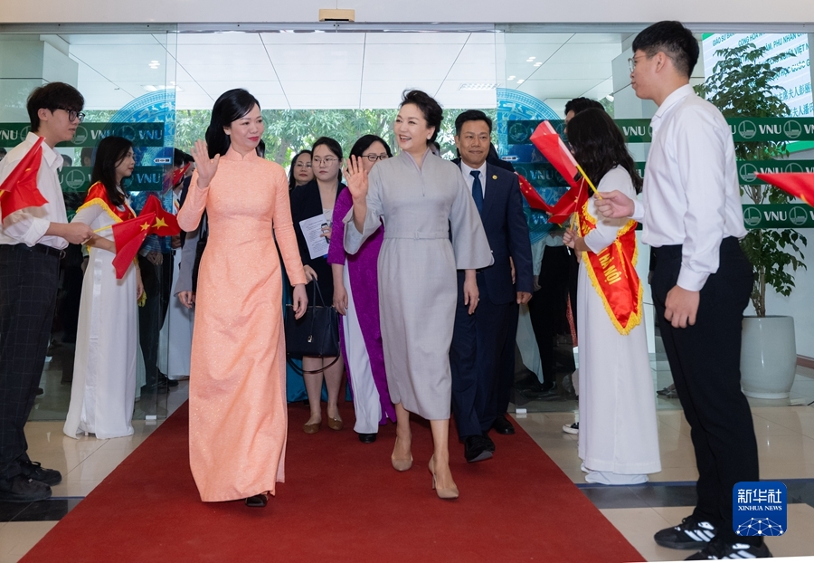 Peng Liyuan visita il campus dell'Università Nazionale del Vietnam di Hanoi