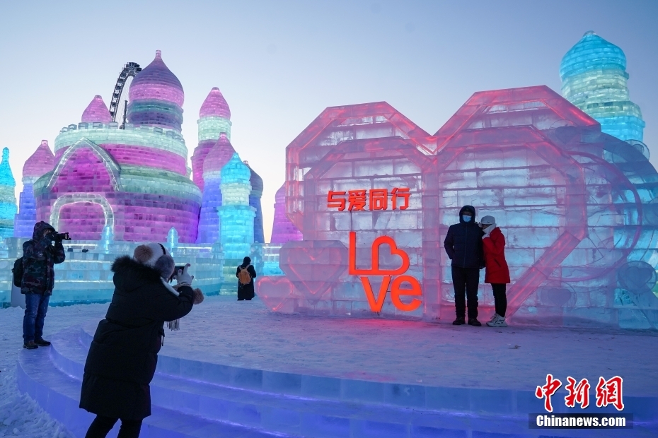 L'apertura di prova di Harbin Ice and Snow World accoglie il primo gruppo di turisti