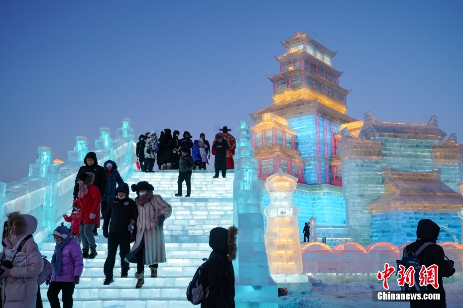 L'apertura di prova di Harbin Ice and Snow World accoglie il primo gruppo di turisti