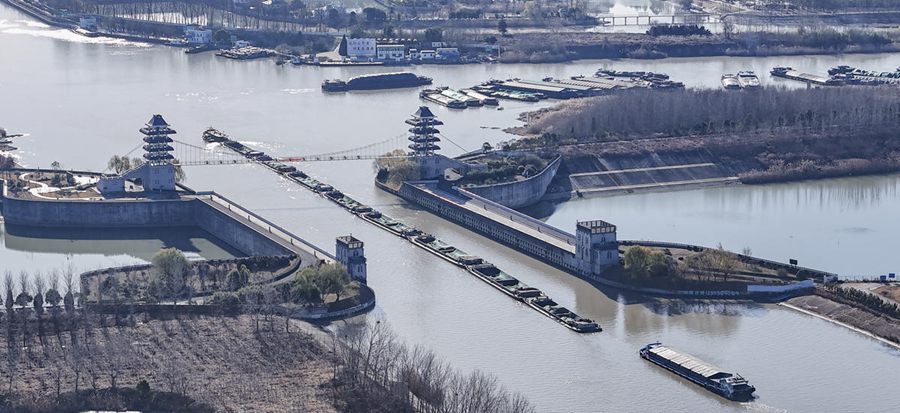 Jiangsu: trasporto invernale lungo il Gran Canale Beijing-Hangzhou