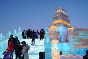 L'apertura di prova di Harbin Ice and Snow World accoglie il primo gruppo di turisti