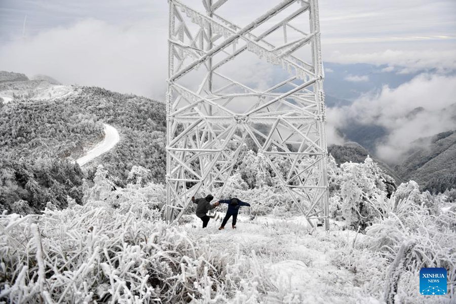 Tecnici assicurano la fornitura di energia elettrica durante l'ondata di freddo nello Hunan