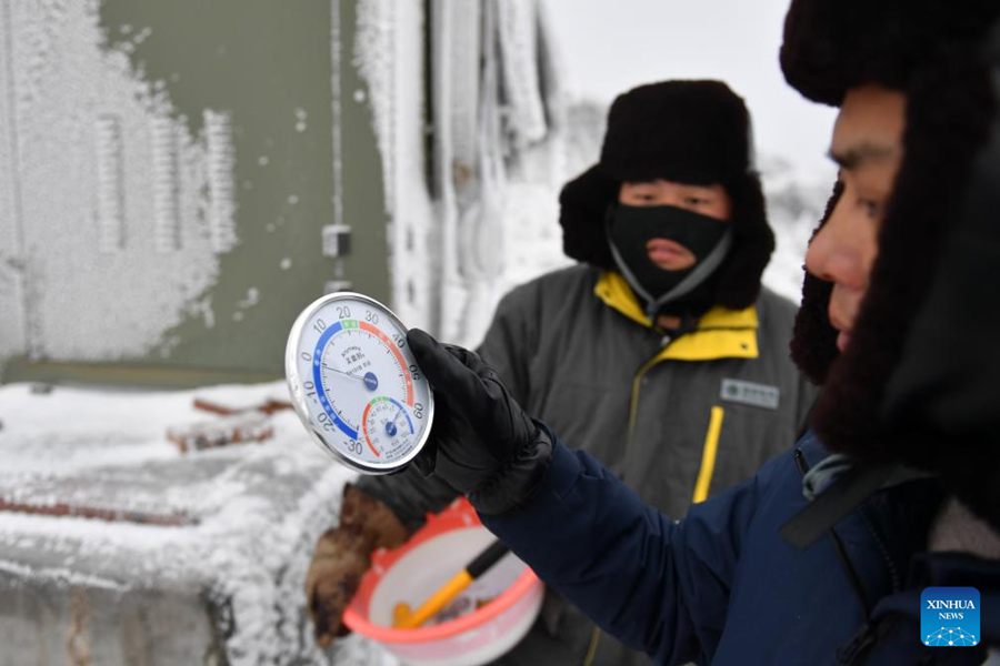 Tecnici assicurano la fornitura di energia elettrica durante l'ondata di freddo nello Hunan