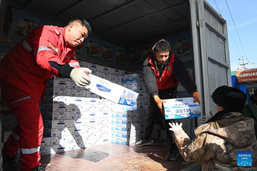 Materiali di soccorso d'emergenza assegnati alle popolazioni colpite dal terremoto nel Gansu