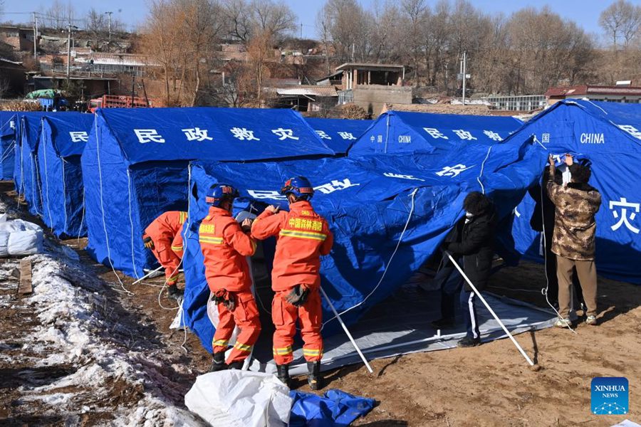 Materiali di soccorso d'emergenza assegnati alle popolazioni colpite dal terremoto nel Gansu