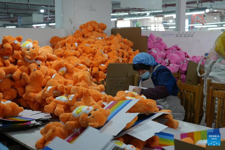 Orsetti di peluche Made in China diffondono la gioia del Natale all'estero