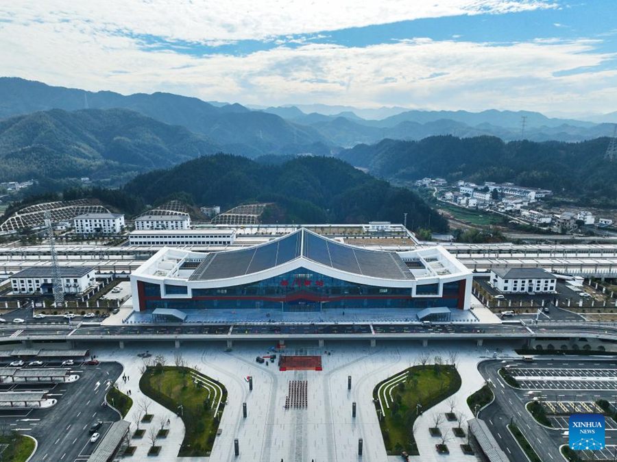 Stazione Qimen Sud della ferrovia ad alta velocità Hangzhou-Nanchang nella contea di Qimen della città di Huangshan, provincia dell'Anhui, Cina orientale. (26 dicembre 2023 - Xinhua/Xing Guangli)