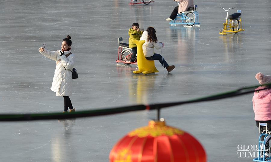 Beijing, la popolazione si diverte sulla pista di pattinaggio di Shichahai