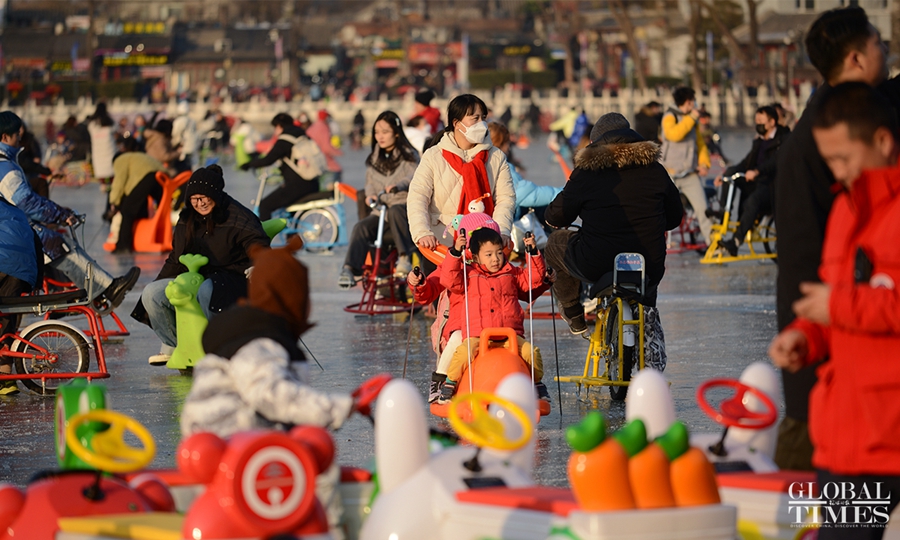 Beijing, la popolazione si diverte sulla pista di pattinaggio di Shichahai