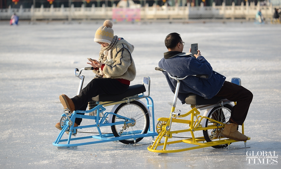 Beijing, la popolazione si diverte sulla pista di pattinaggio di Shichahai