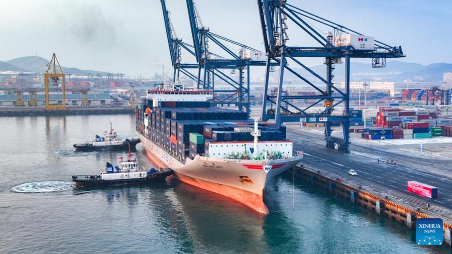 La nave portacontainer "Wan Hai 357" ormeggiata nel porto di Dalian, nella provincia nordorientale cinese del Liaoning. (2 gennaio 2024 – Xinhua/Foto per gentile concessione di Liaoning Port Group)