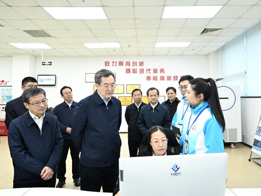 Il vice premier cinese Ding Xuexiang ispeziona un'azienda tecnologica privata nel distretto Haidian di Beijing. (3 gennaio 2024 - Xinhua/Yan Yan)