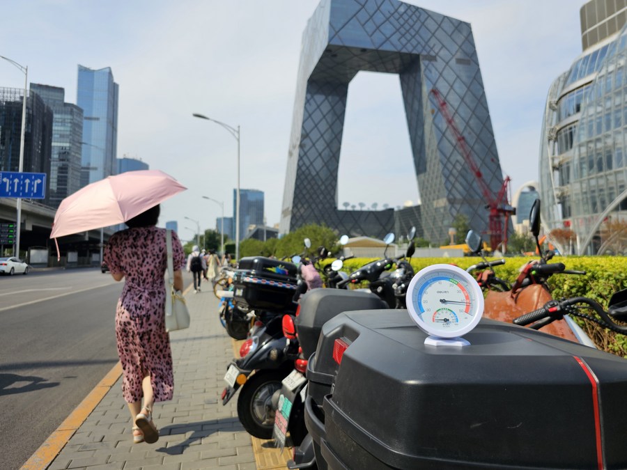 Un termometro indica la temperatura esterna a Beijing, capitale della Cina. (23 giugno 2023 - Foto/Xinhua)