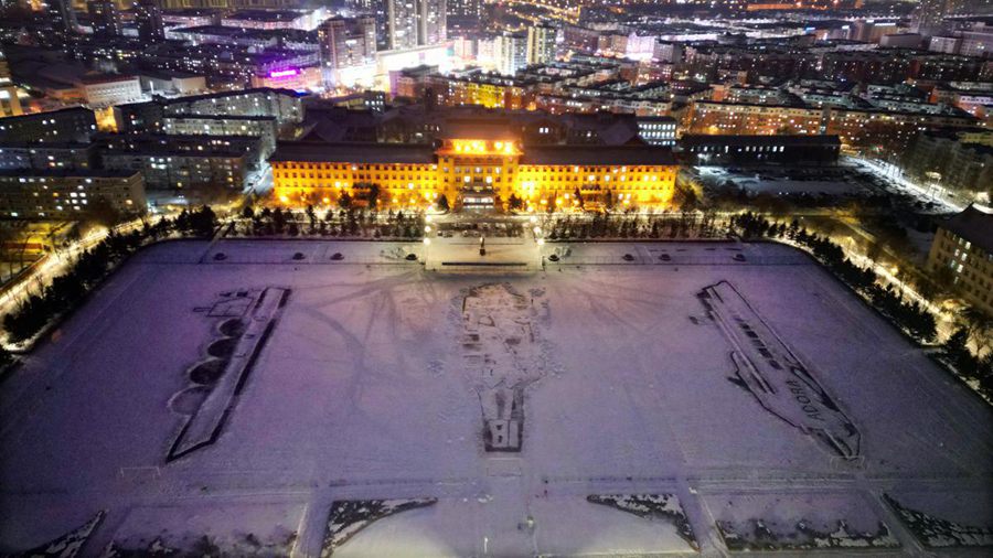 Gli studenti della Harbin Engineering University creano enormi disegni nella neve per dare il benvenuto al nuovo anno