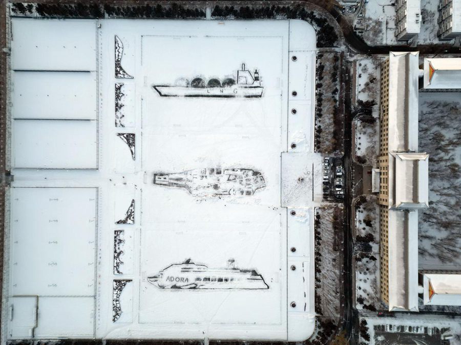 Gli studenti della Harbin Engineering University creano enormi disegni nella neve per dare il benvenuto al nuovo anno