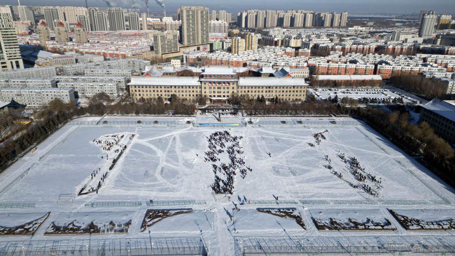 Gli studenti della Harbin Engineering University creano enormi disegni nella neve per dare il benvenuto al nuovo anno