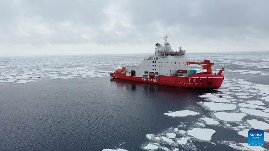 La rompighiaccio di ricerca cinese Xuelong 2 mentre conduce una spedizione scientifica nel Mare di Amundsen. (6 gennaio 2024 - Xinhua/Chen Dongbin)