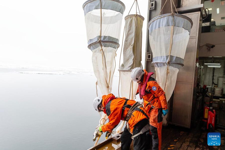 Il team della 40a spedizione antartica cinese conduce ricerche a bordo della Xuelong 2