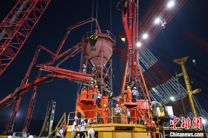 La costruzione del ponte autostradale e ferroviario Xihoumen, un progetto chiave della ferrovia Ningbo-Zhoushan, è in corso a Zhoushan, nella provincia dello Zhejiang. (13 agosto 2023 - Foto/China News Service)