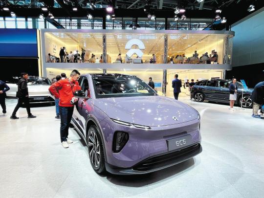 Nio presenta i modelli con batteria sostituibile al salone dell'auto di Guangzhou. (Novembre 2023 - Cao Yingying/China Daily)