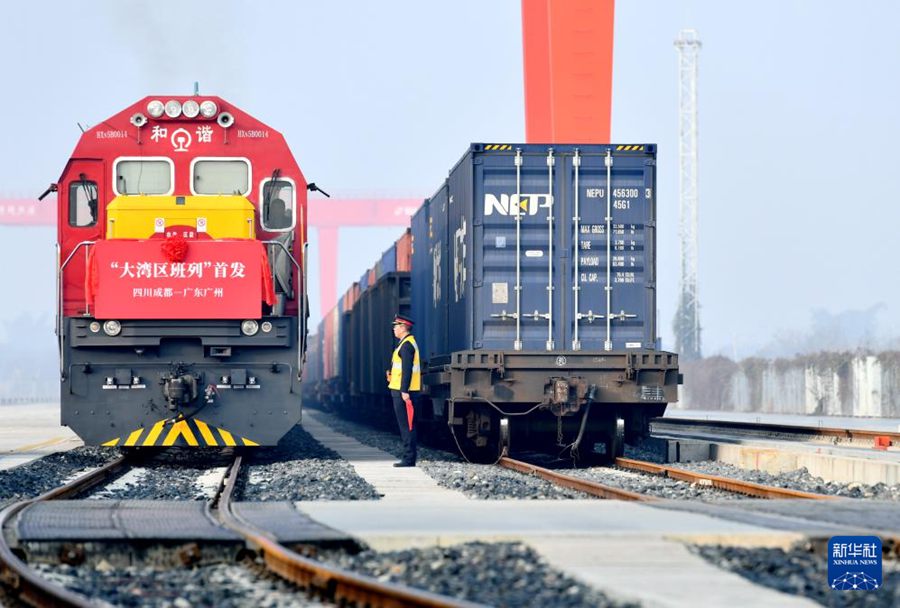 Il "Treno Greater Bay Area" Chengdu-Guangzhou parte per la prima volta dalla stazione di Chengxiang, nel distretto Qingbaijiang di Chengdu. (10 gennaio 2024 – Xinhua/Hu Zhiqiang)