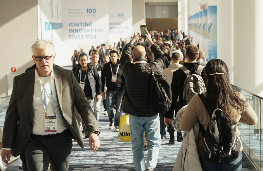 Visitatori al Consumer Electronics Show (CES) del 2024 a Las Vegas, Stati Uniti. (9 gennaio 2024 - Zeng Hui/Xinhua)