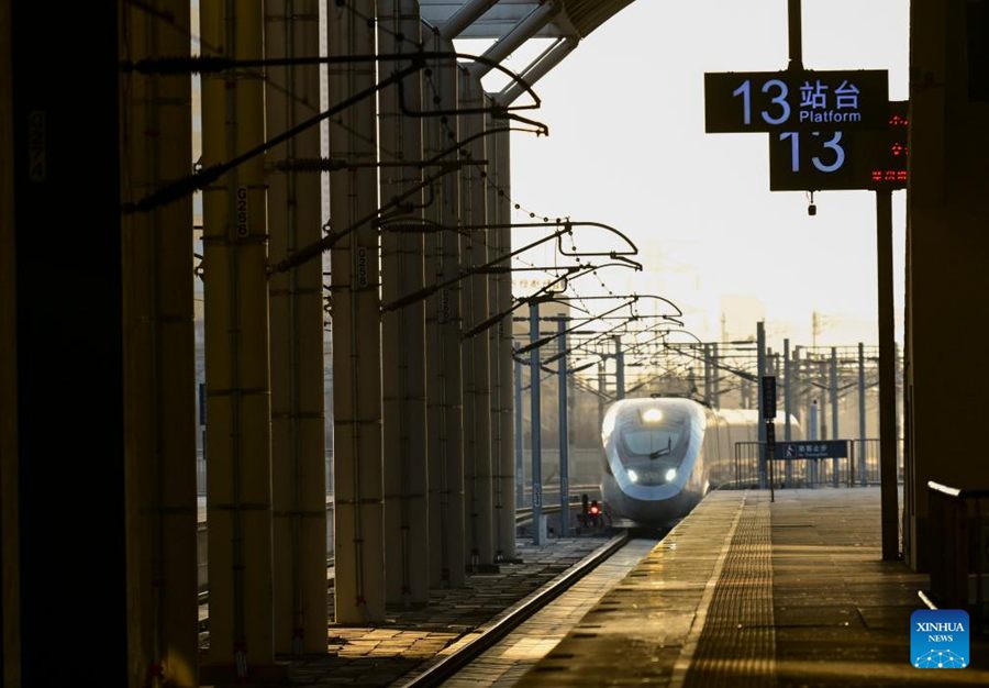 Il treno proiettile intelligente Fuxing entra in funzione sull'altopiano del Qinghai-Tibet