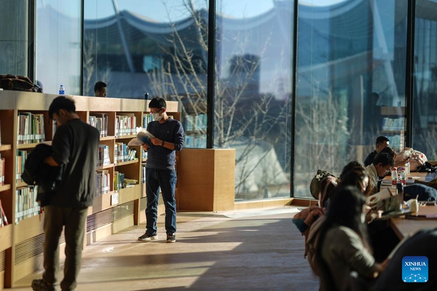 Cittadini trascorrono il tempo libero alla Biblioteca di Beijing