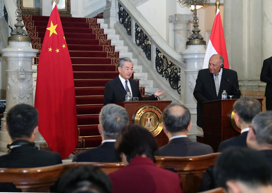 Il Ministro degli Esteri cinese Wang Yi e il Ministro degli Esteri egiziano Sameh Shoukry incontrano congiuntamente la stampa dopo i loro colloqui al Cairo, in Egitto. (14 gennaio 2024 - Xinhua/Wang Dongzhen)