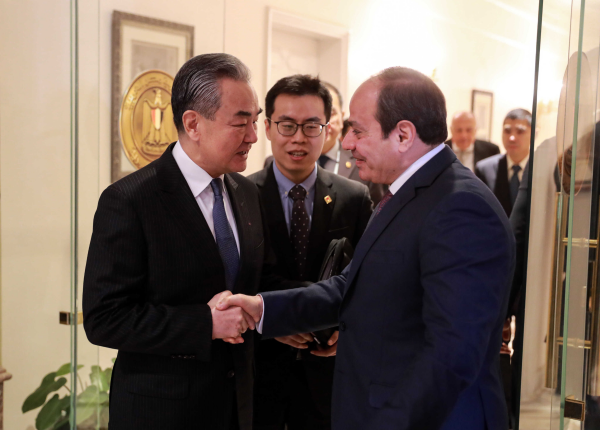 Incontro al Cairo tra il presidente egiziano e Wang Yi