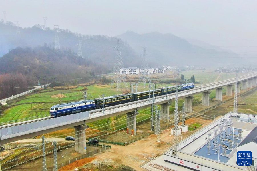 Il treno di prova viaggia sul grande ponte Tangliu sulla ferrovia ad alta velocità Chizhou-Huangshan. (15 gennaio 2024 – Xinhua/Lv Jinyi)